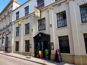 Гостиница The Kings Head Hotel  Росс-Он-Уай